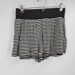 TOPSHOP Women’s 6 black white striped shorts with black elastic waistband